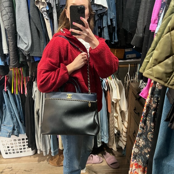 Chanel Lovely Chains Shopping Tote Black Navy Lambskin Caviar Gold Hardware - Picture 3 of 15